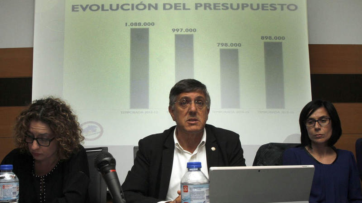 Cayetano Franco, en el centro, durante la última asamblea del CB Ademar. BRUNO MORENO