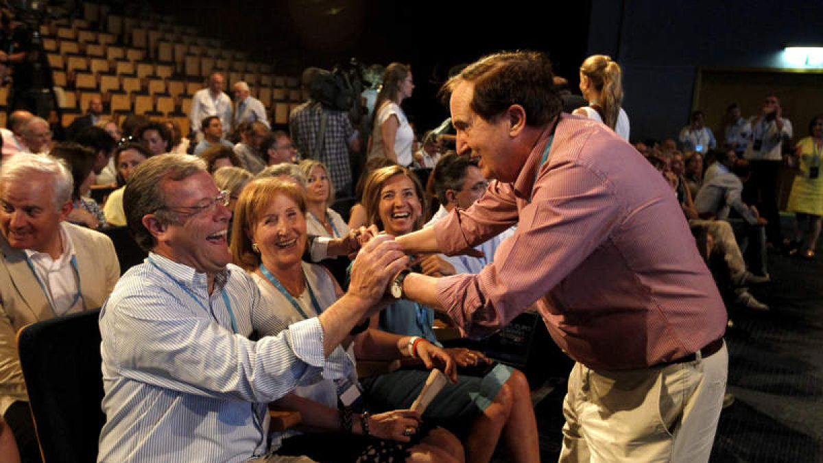 El alcalde de León, Antonio Silván, conversa con Juan José Lucas.