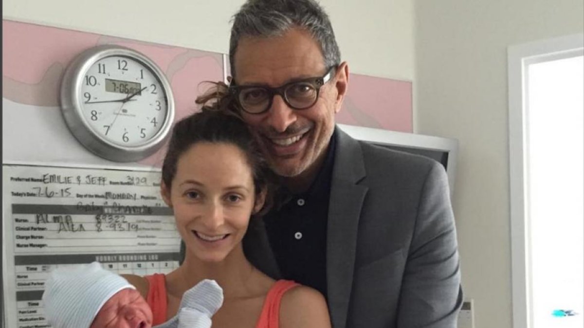 Jeff Goldblum y su mujer, Emilie Livingston, con su hijo recién nacido, Charlie Ocean, en julio del 2015.