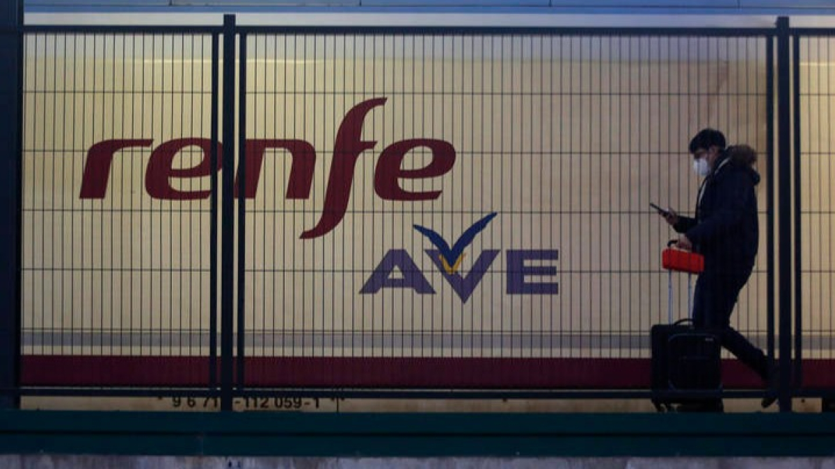 Un tren AVE parado en la estación de trenes de León. FERNANDO OTERO