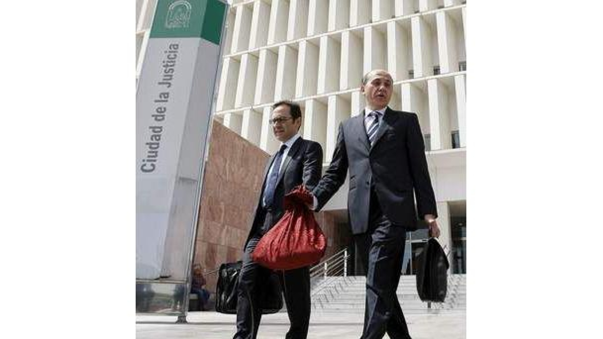El abogado Del Nido (derecha) sale de la Audiencia.
