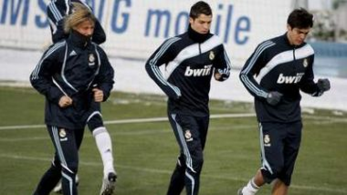 Los jugadores del Madrid Guti, Cristiano Ronaldo y Kaká en el entrenamiento de ayer.