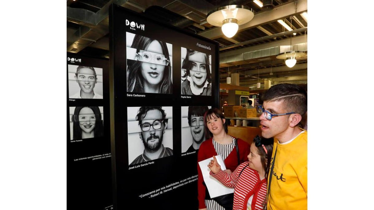 Andrea Herrero y otros jóvenes contemplan la exposición XTumirada. MARCIANO PÉREZ