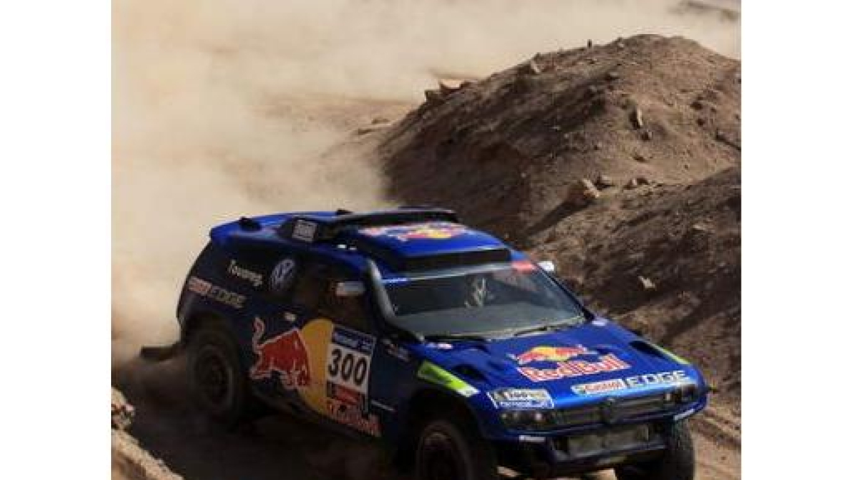 Carlos Sainz sigue al frente de la clasificación de coches.