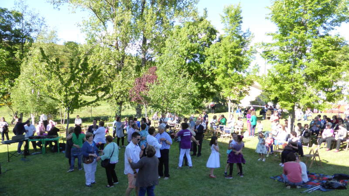 El público disfrutó del baile en la pradera frente a la ermita de Carrasconte.
