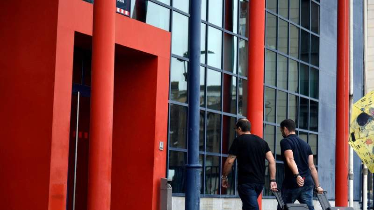 Dos agentes de la Guardia Civil en la comisaría de los Mossos. A. R.