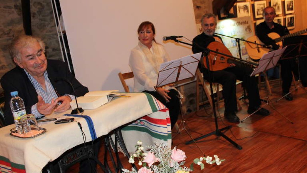 El escritor leonés Antonio Gamoneda durante la velada poético-musical celebrada anoche en Val de San Lorenzo