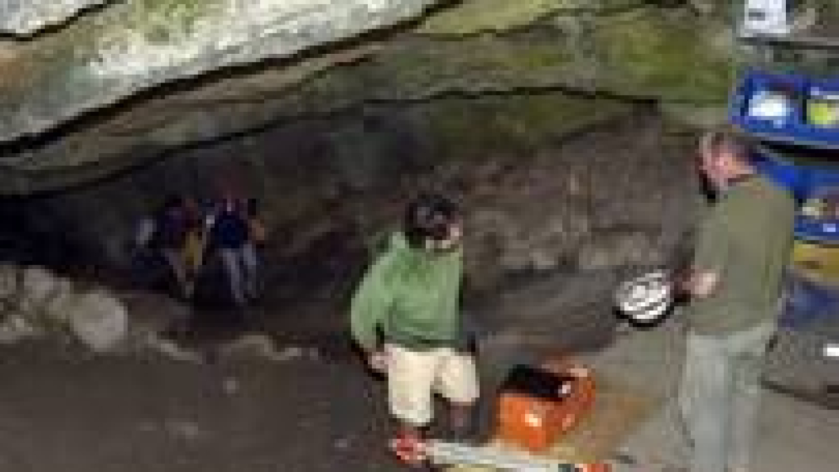 Miembros del grupo Edeleweiss exploran una cavidad en la Sierra de Atapuerca en Burgos