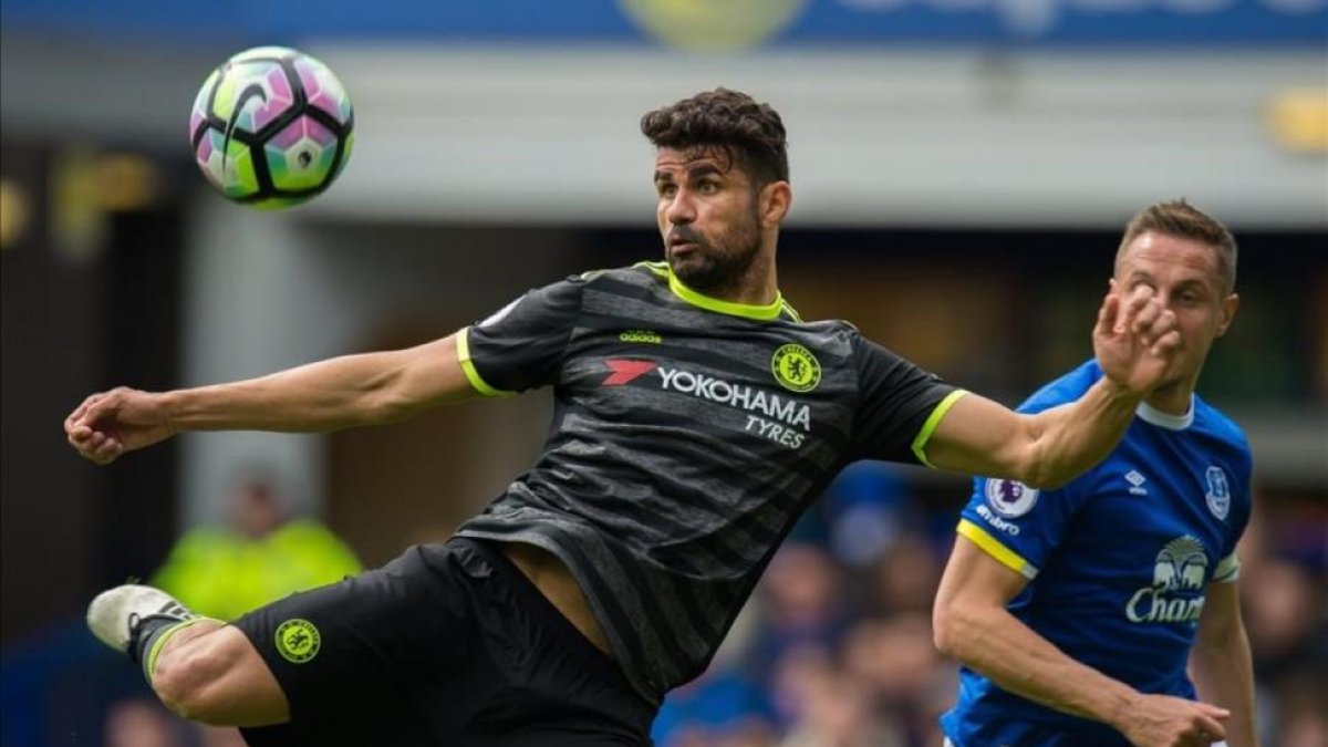 Diego Costa rematando un balón durante el partido Chelsea-Everton.