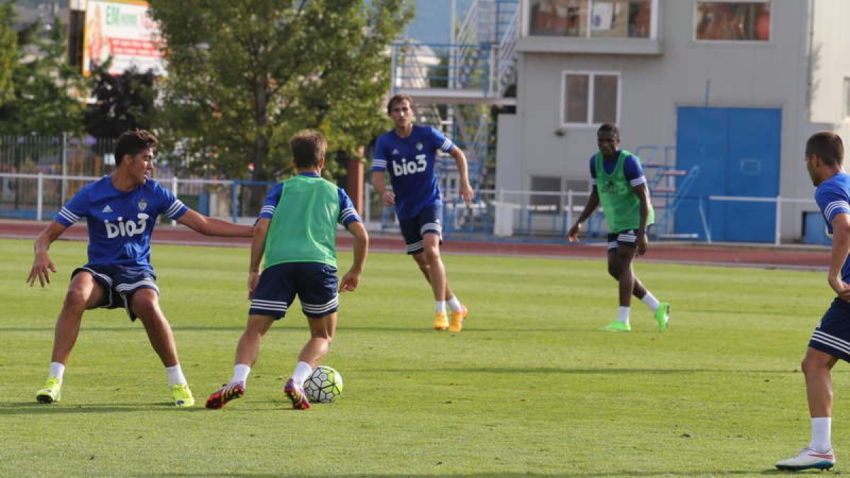 La Deportiva se mide a La Bañeza en la recta final de su preparación de pretemporada. ANA F. BARREDO