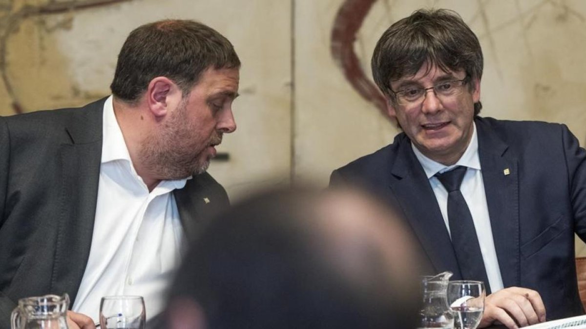 Oriol Junqueras habla con Carles Puigdemont.