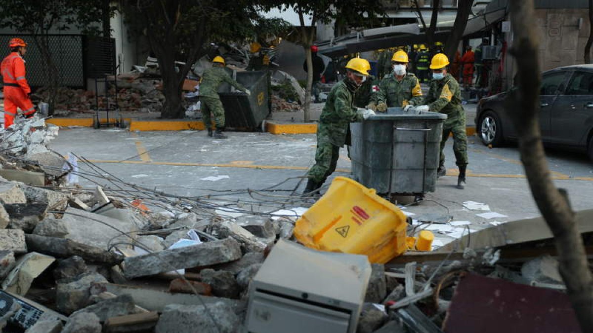 Efectivos de rescate prosiguen sus labores en las oficinas de la estatal Petróleos Mexicanos.