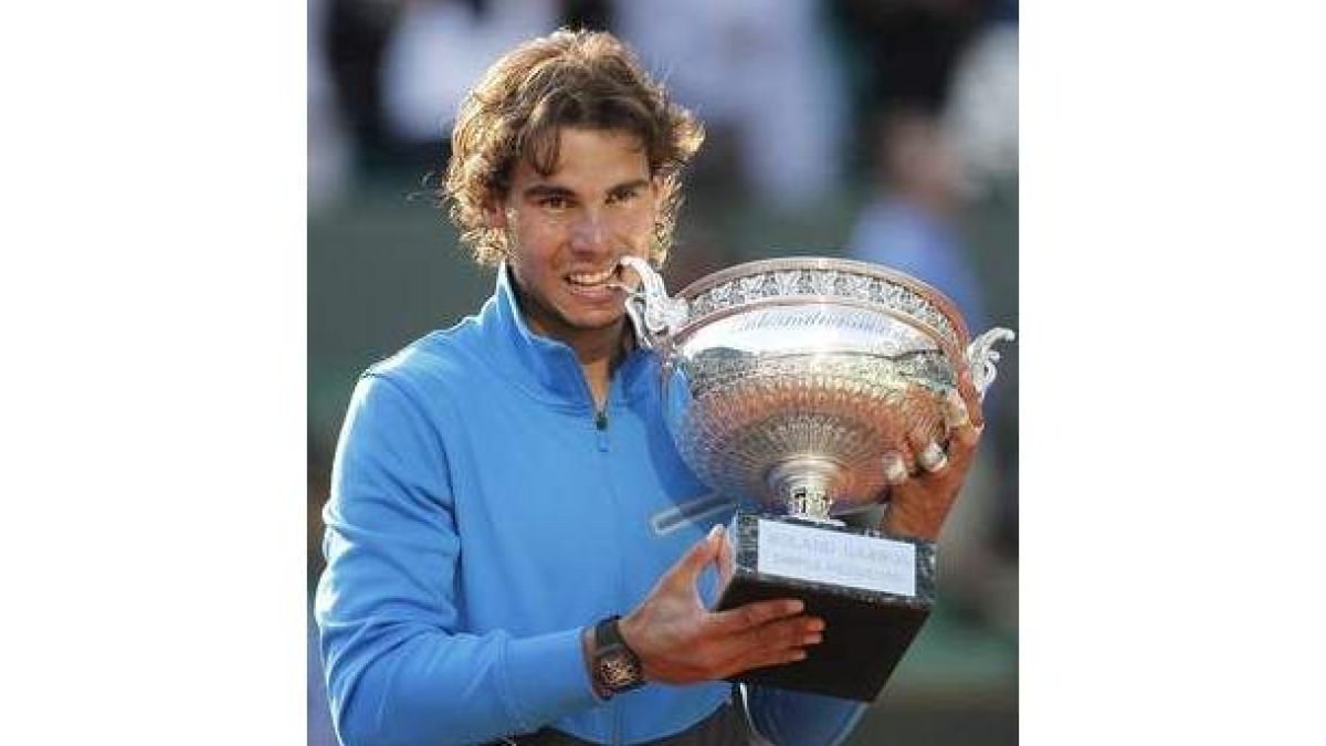 Rafa Nadal muerde su sexto trofeo de Roland Garros.