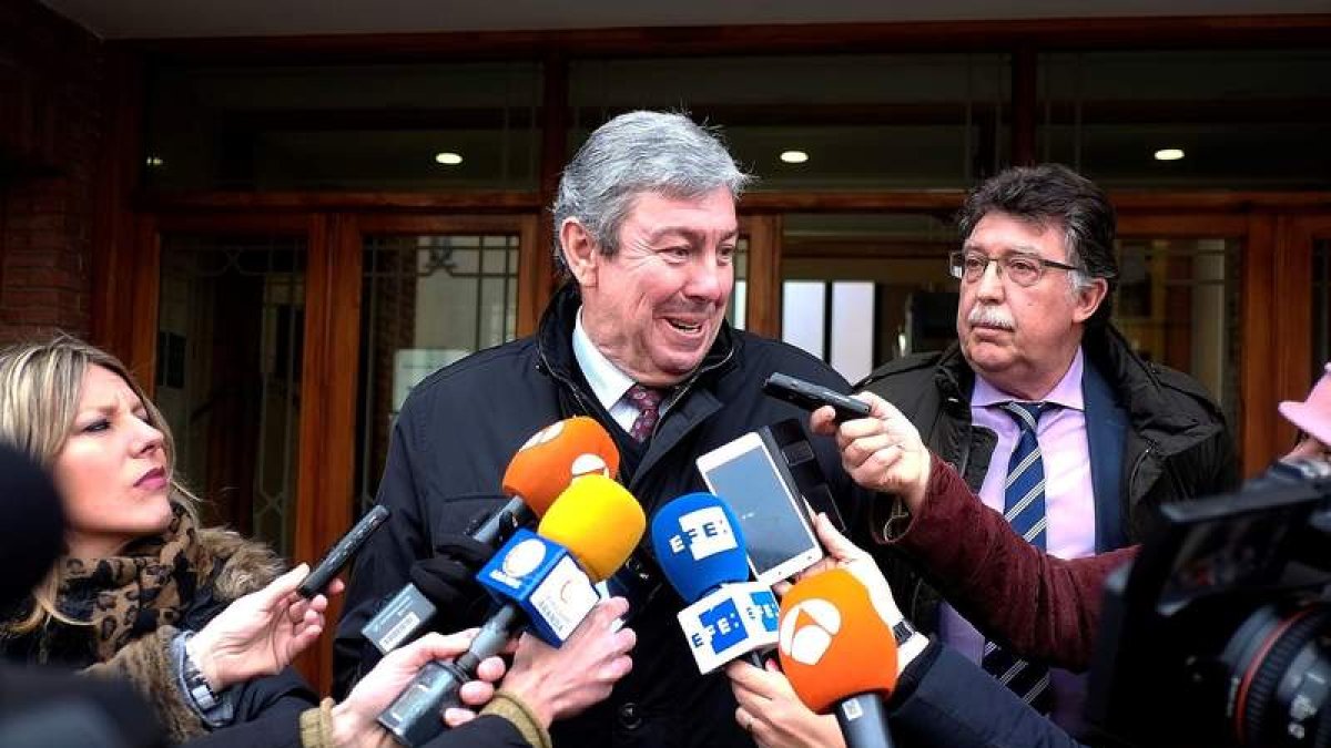 Uriarte, abogado de los futbolistas, en la puerta de los Juzgados. P. S.
