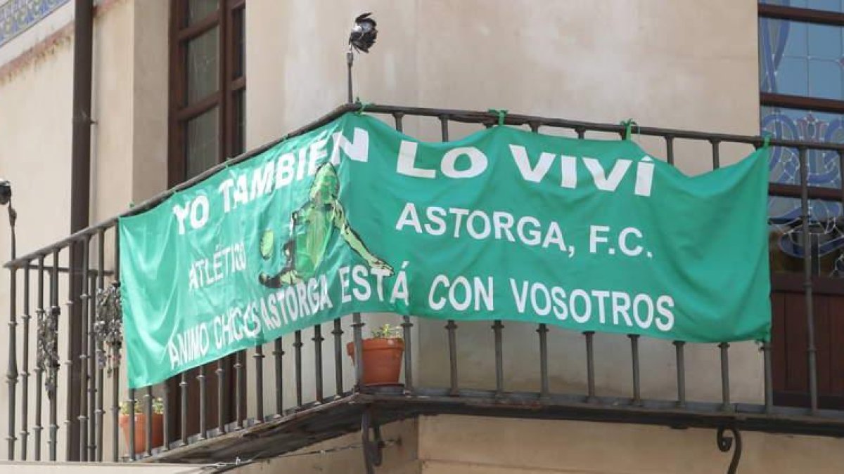 Astorga está engalanada de enseñas verdes para dar el máximo apoyo a su equipo de fútbol, que el sábado se juega el ascenso a Segunda División B. RAMIRO LÓPEZ
