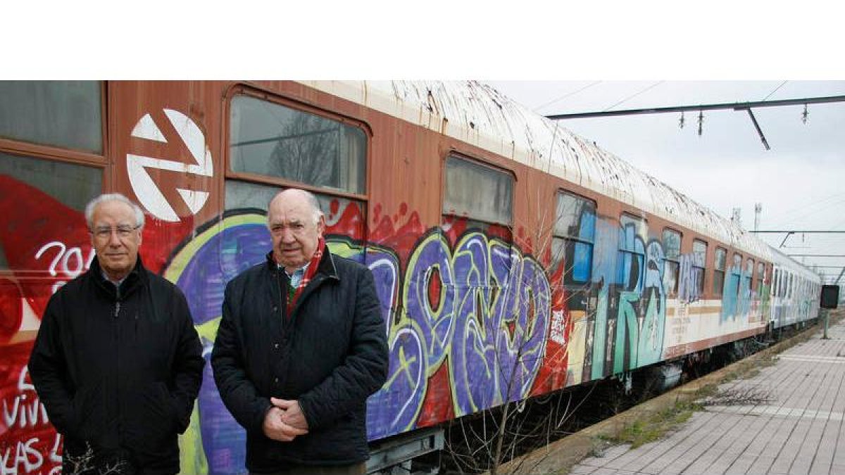 Miguel García y Buenaventura Durruti, la semana pasada, junto a los vehículos de la Asociación víctimas de las pintadas. F. OTERO