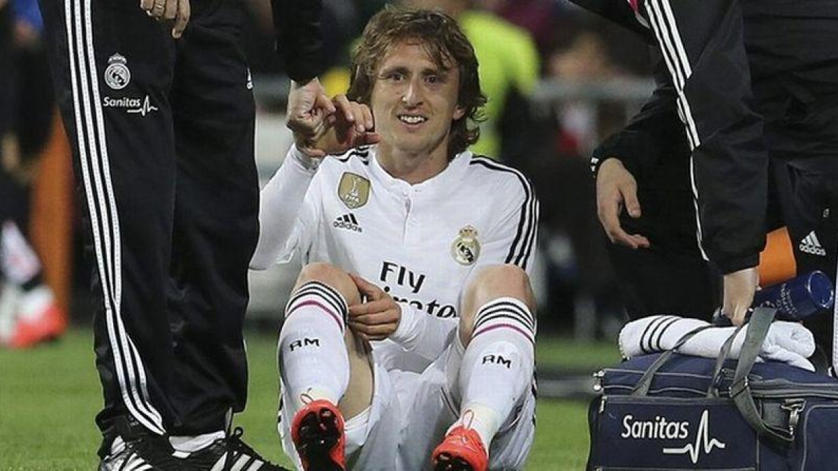 Modric se lamenta de una lesión.