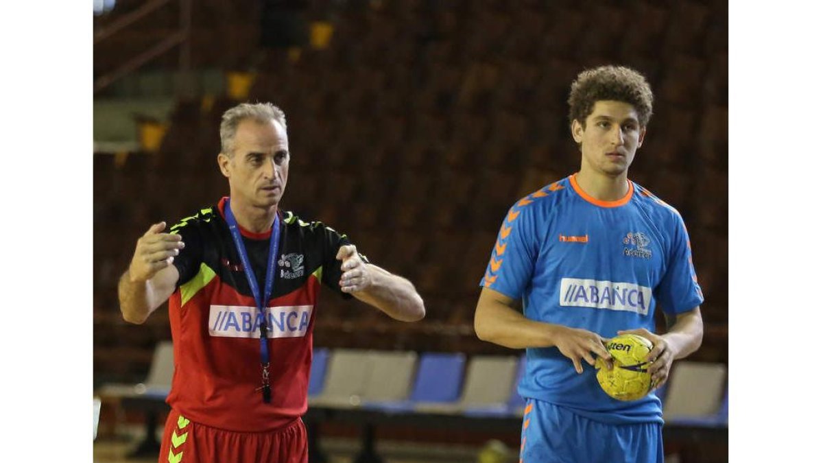 El técnico Rafa Guijosa podrá volver a contar con el central brasileño Acacio. marciano