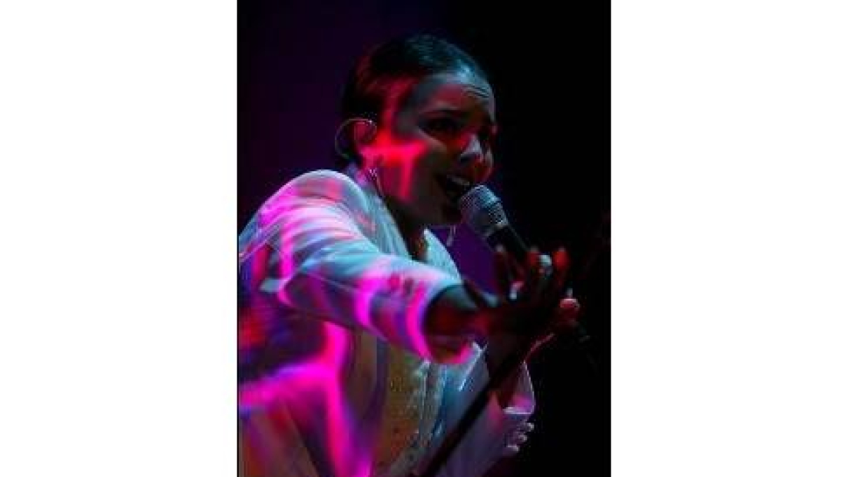 La cantante Chenoa en un momento del comienzo de su actuación ayer noche en Cacabelos