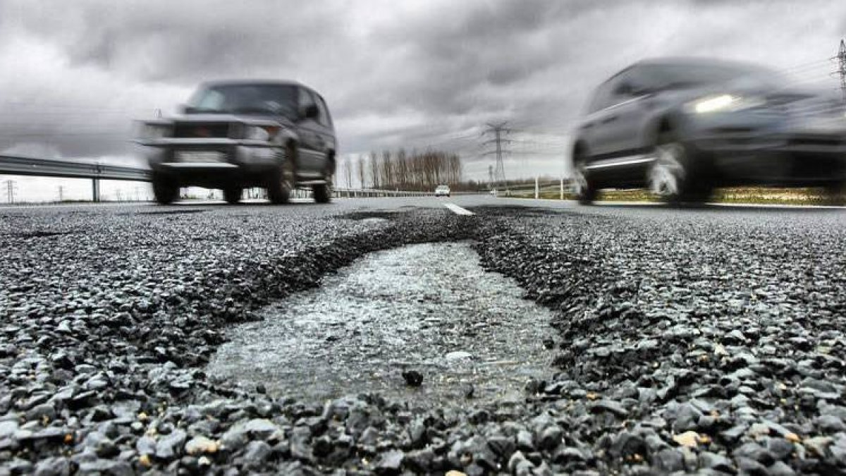 Los baches ya han comenzado a aflorar en el trazado del acceso sur, abierto hace apenas tres meses.