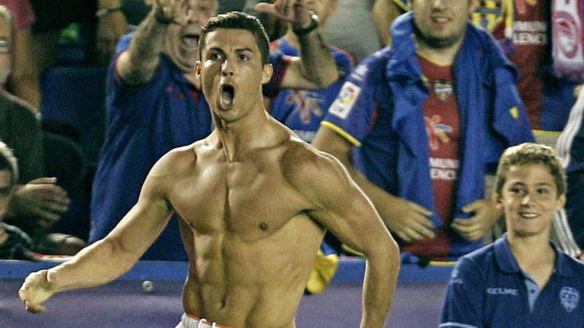 Cristiano Ronaldo celebra efusivamente el gol que les dio la victoria en el descuento.