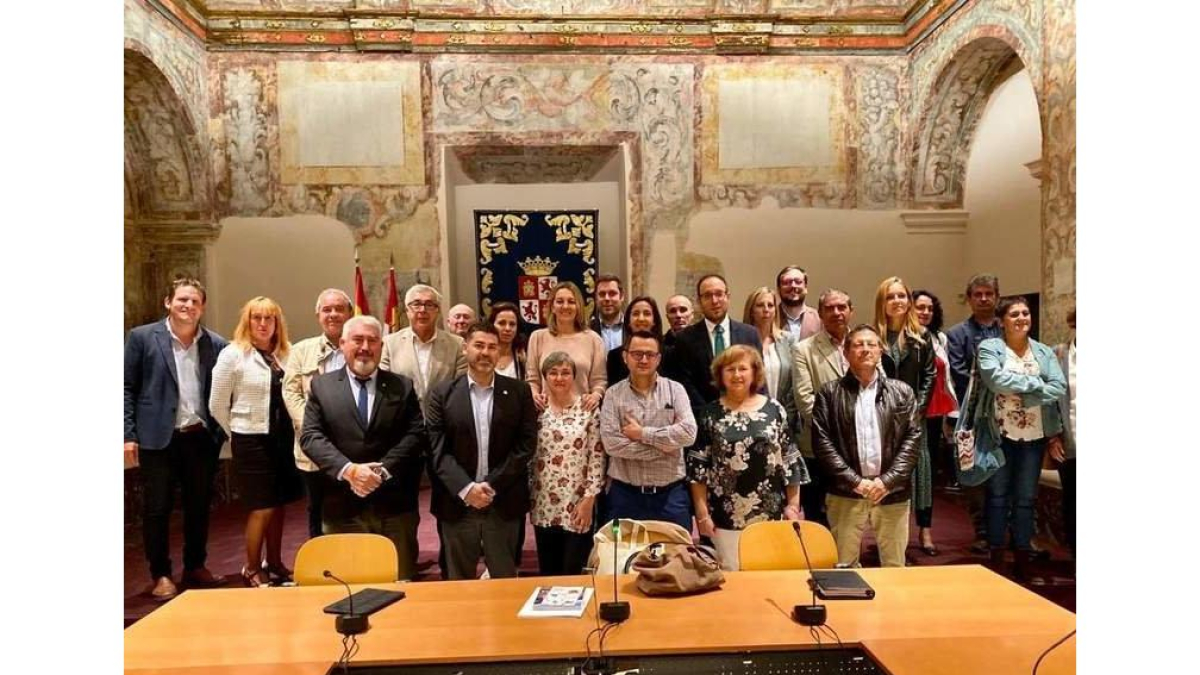 Imagen del grupo de concejales participantes en la reunión. DL