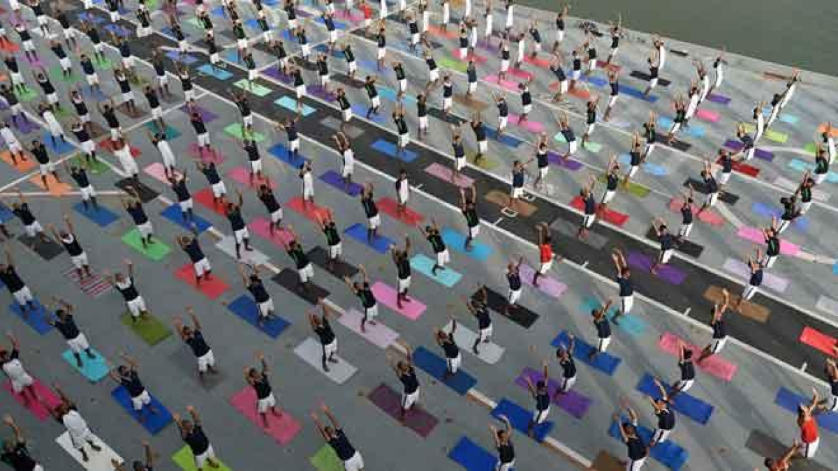India celebra por quinto año consecutivo un multitudinario Día Internacional del Yoga.
