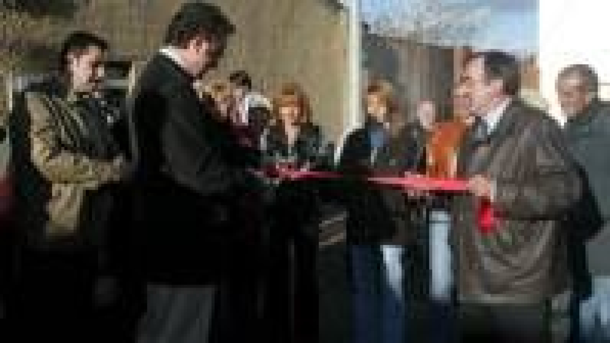 El edil de Infraestructuras, Javier Chamorro, corta la cinta inaugural de las obras en Oteruelo