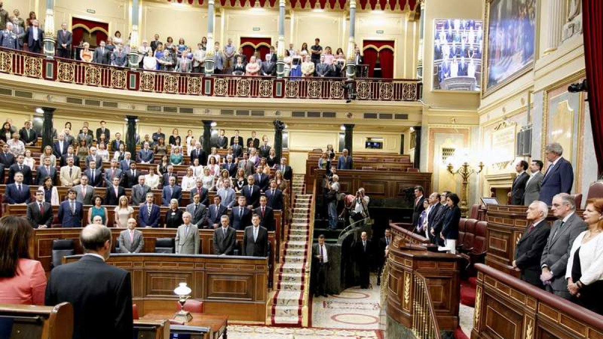 Imagen de archivo del Congreso en la que los diputados guardan un minuto de silencio.