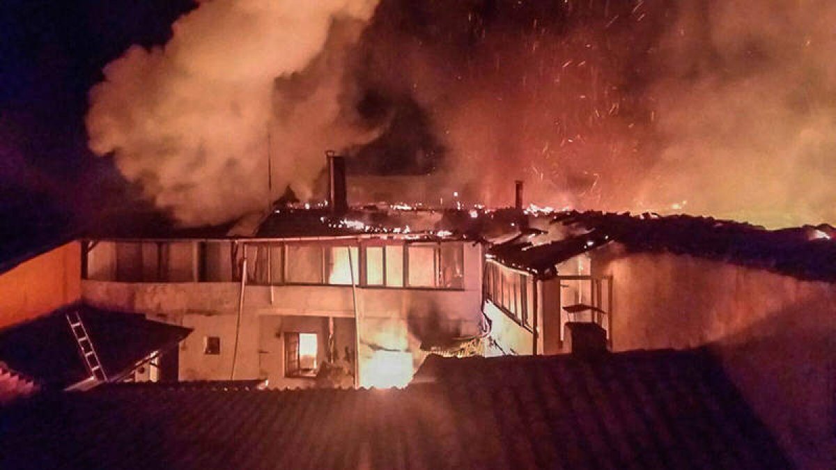 El fuego en la chimenea calcinó la techumbre y afectó al edificio de al lado