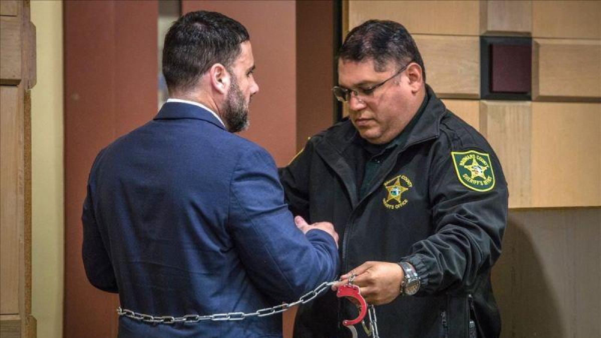 Un agente de la Oficina del Alguacil del Condado de Broward coloca las esposas al hispano-estadounidense Pablo Ibar, durante su juicio en el tribunal estatal de Florida, en Fort Lauderdale, Florida (EE.UU.).