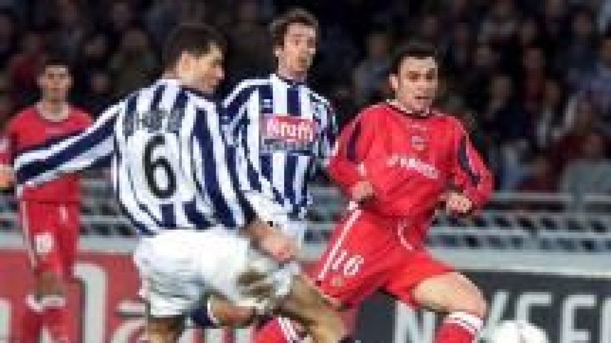 Schurrer trata de despejar un balón en presencia de Sergio en el Real Sociedad-Deportivo