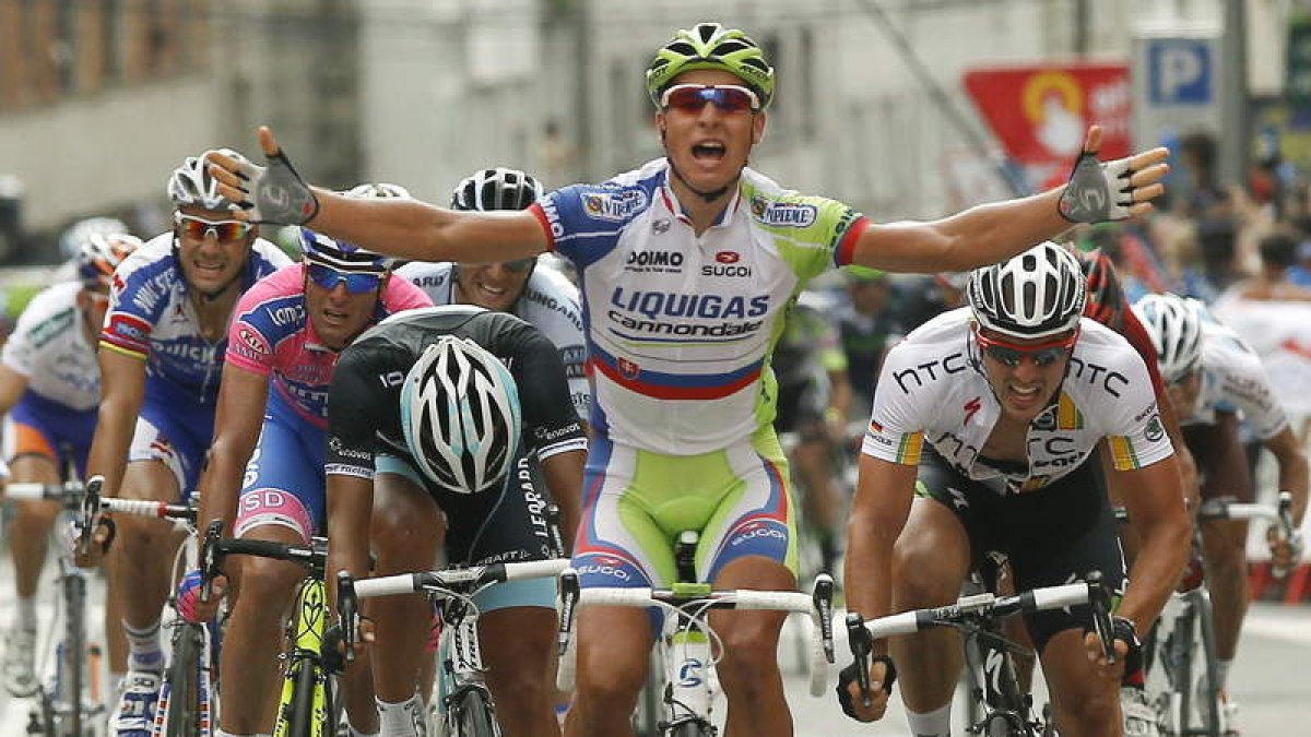 Peter Sagan levanta victorioso los brazos al imponerse en la duodécima etapa de la Vuelta.