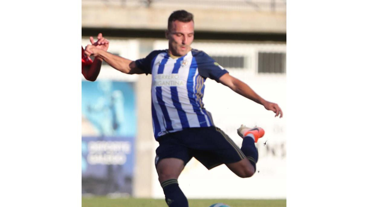 Luis Valcarce marcó tres goles en la pretemporada de la Ponferradina. L. DE LA MATA.