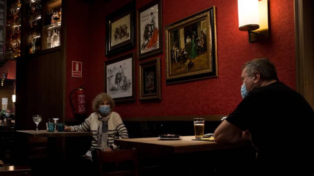 Clientes en el interior del restaurante Los Galayos, en el entorno de la Plaza Mayor de Madrid. LUCA PIERGIOVANNI