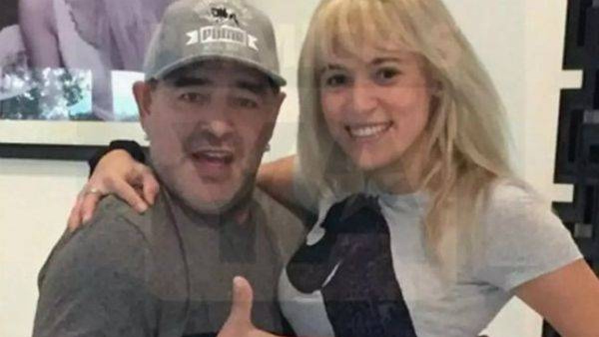 Maradona, con su rostro renovado, junto a su novia, Rocío Oliva.