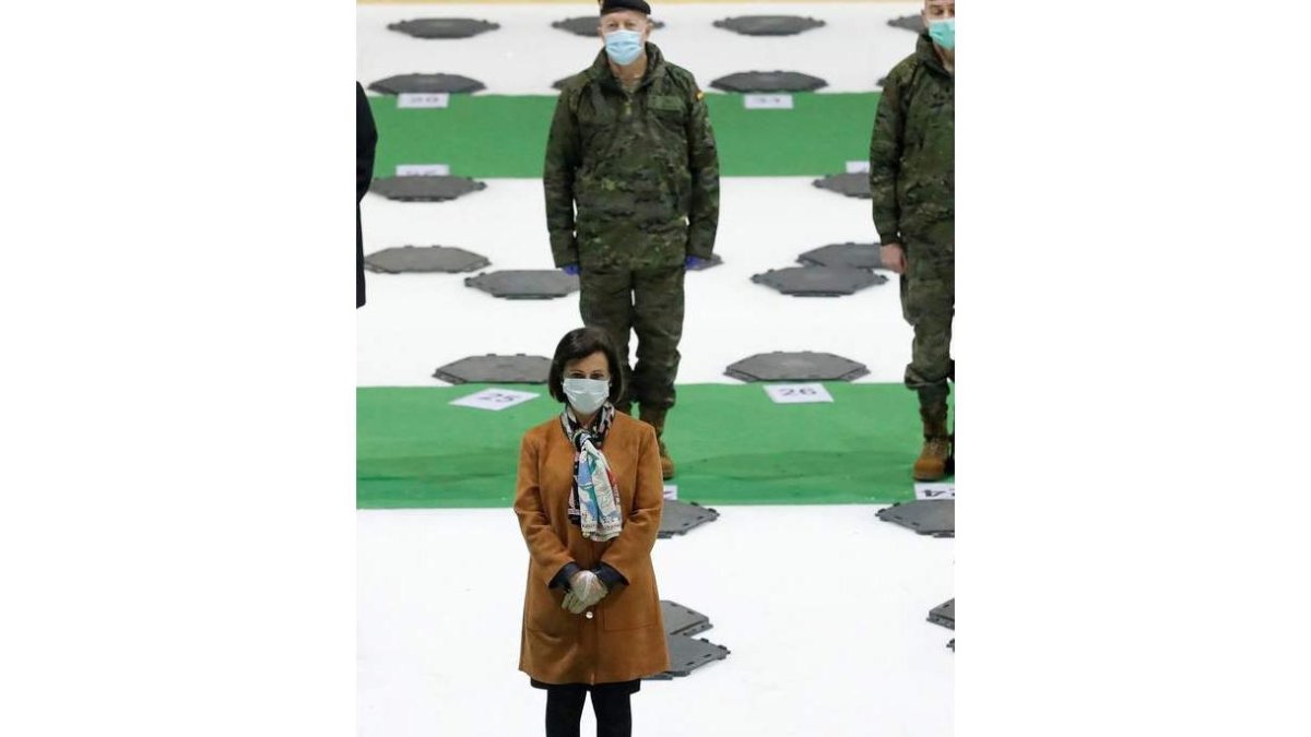 La ministra de Defensa en la morgue del Palacio de Hielo. C. MOYA