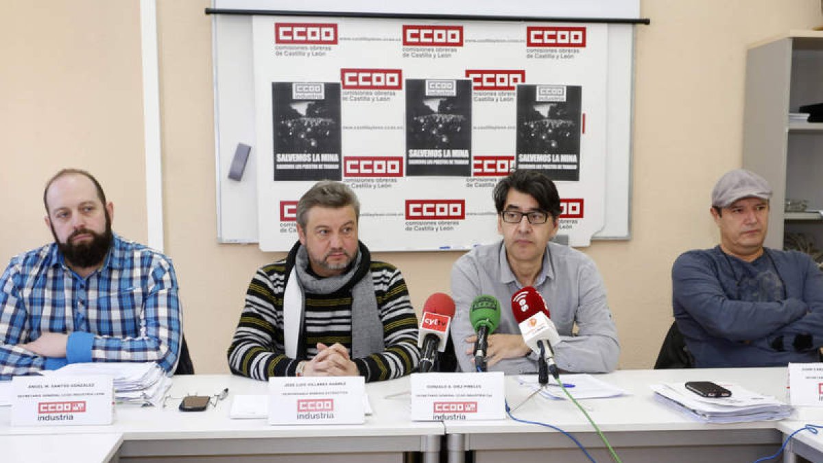 Santos, Villares, Díez y Álvarez, de CC OO, ayer en la rueda de prensa en León