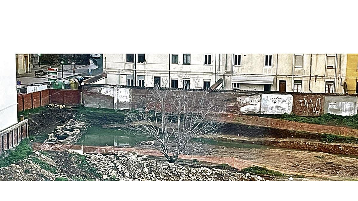 El doble muro quedó a la vista tras las excavaciones de noviembre bajo la solera de la antigua casa del guarda (2).INÉS GONZÁLEZ