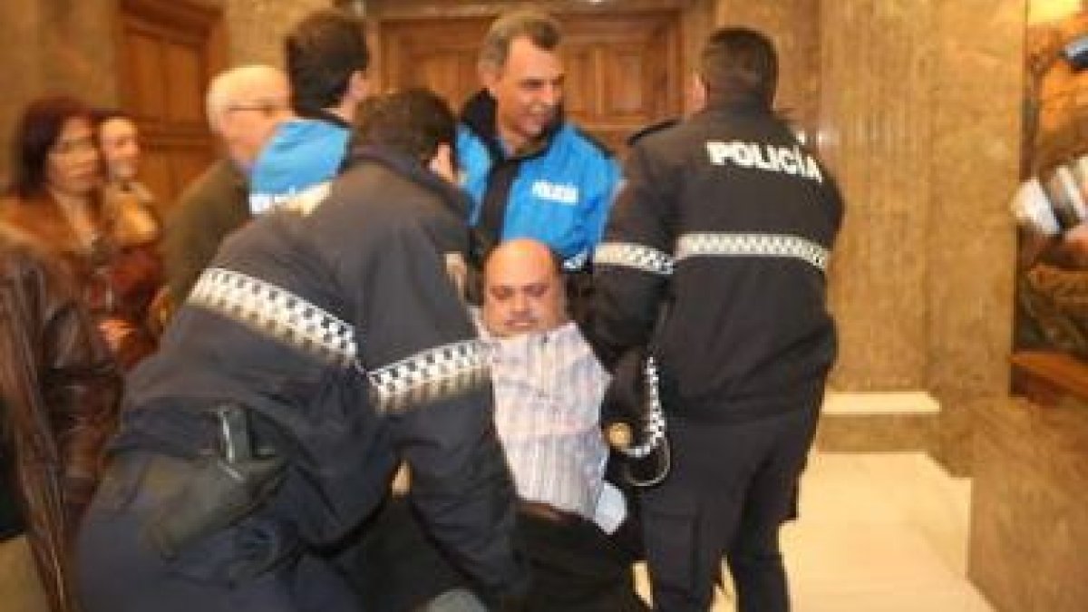 Ramiro Pinto fue desalojado tras cortar el Pleno antes de la aprobación del presupuesto