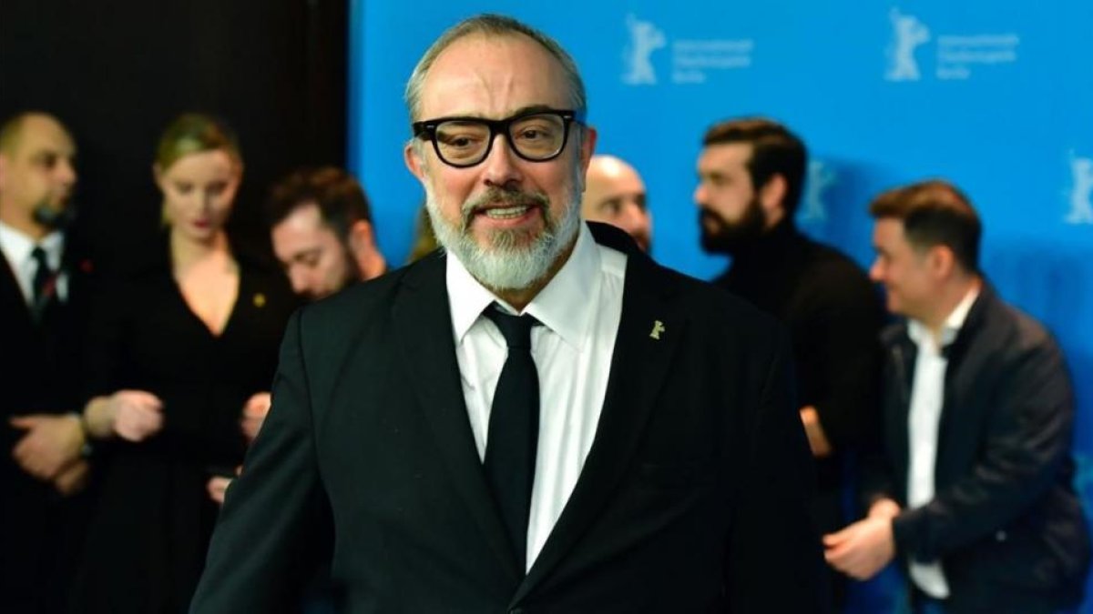 Álex de la Iglesia, en la Berlinale. Al fondo, los actores de 'El bar'.