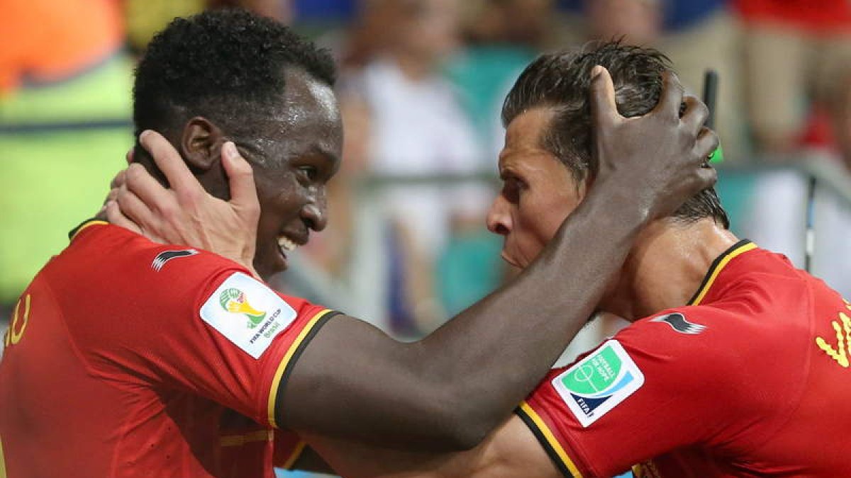 Romelu Lukaku y Daniel van Buyten celebran la clasificación de Bélgica para cuartos de final del Mundial de Brasil.
