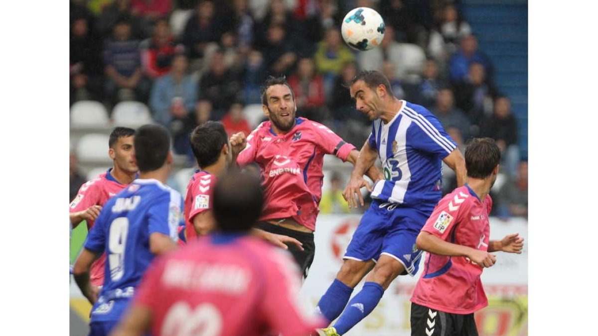 Alberto Aguilar, en pugna con el ex deportivista Carlos Ruiz, acabó el partido en posiciones ofensivas tratando de cazar algún balón aéreo.