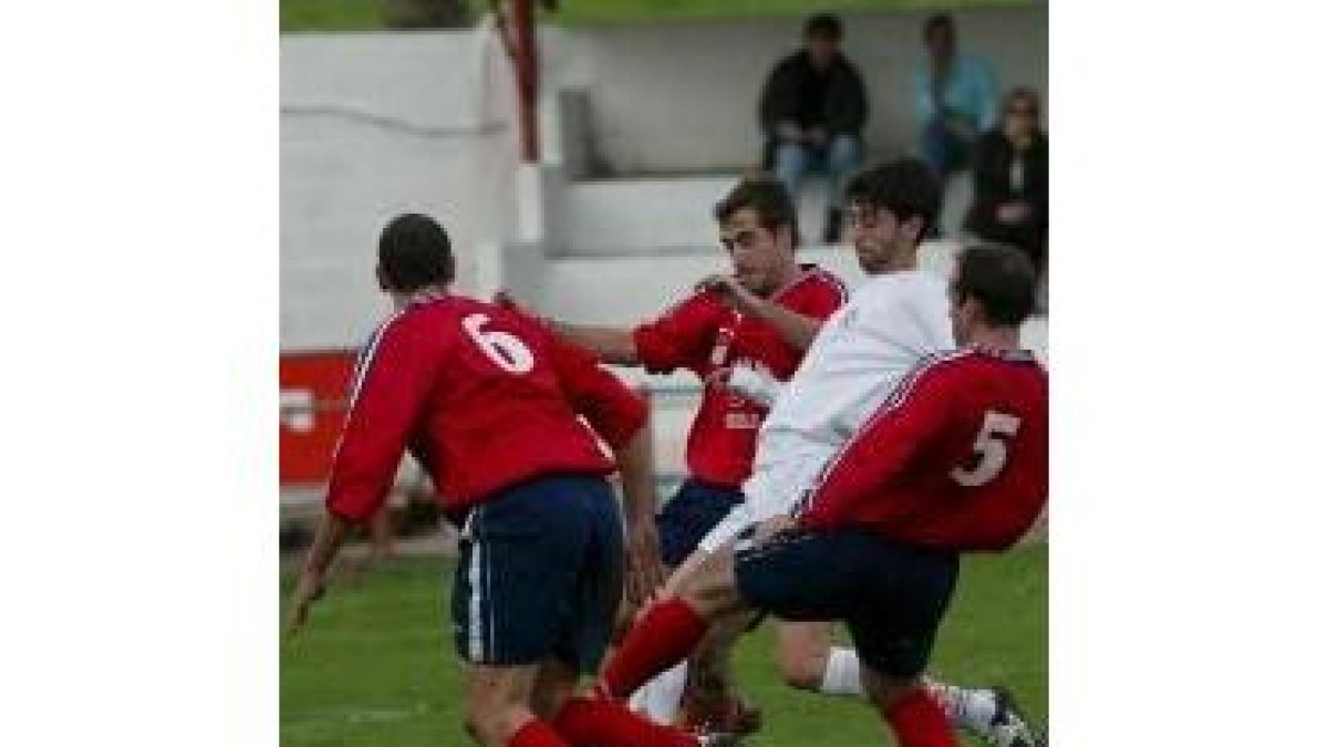 Rubén Vega dio muestras de su peligrosidad poniendo varios balones de gol ante el marco asturiano