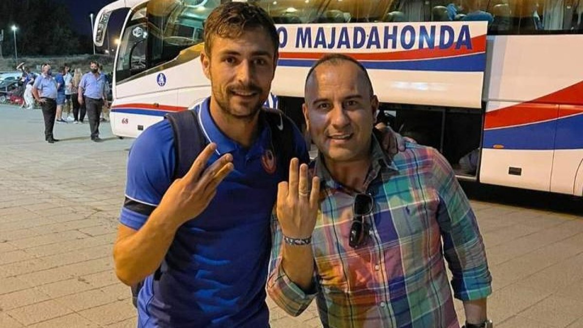 Cristian Pérez, a la izquierda, con su representante Rafael Cascallana tras la victoria del Majadahonda. DL
