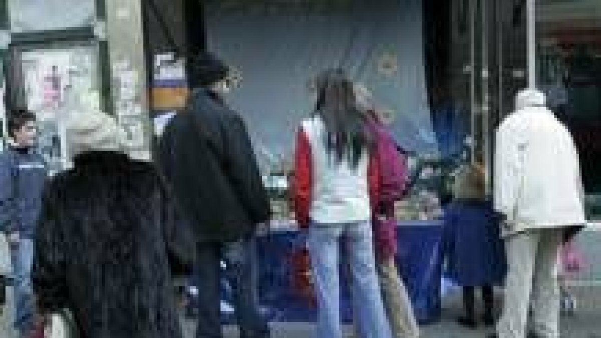 Los viandantes se preocupaban ayer de que el belén estuviera ordenado