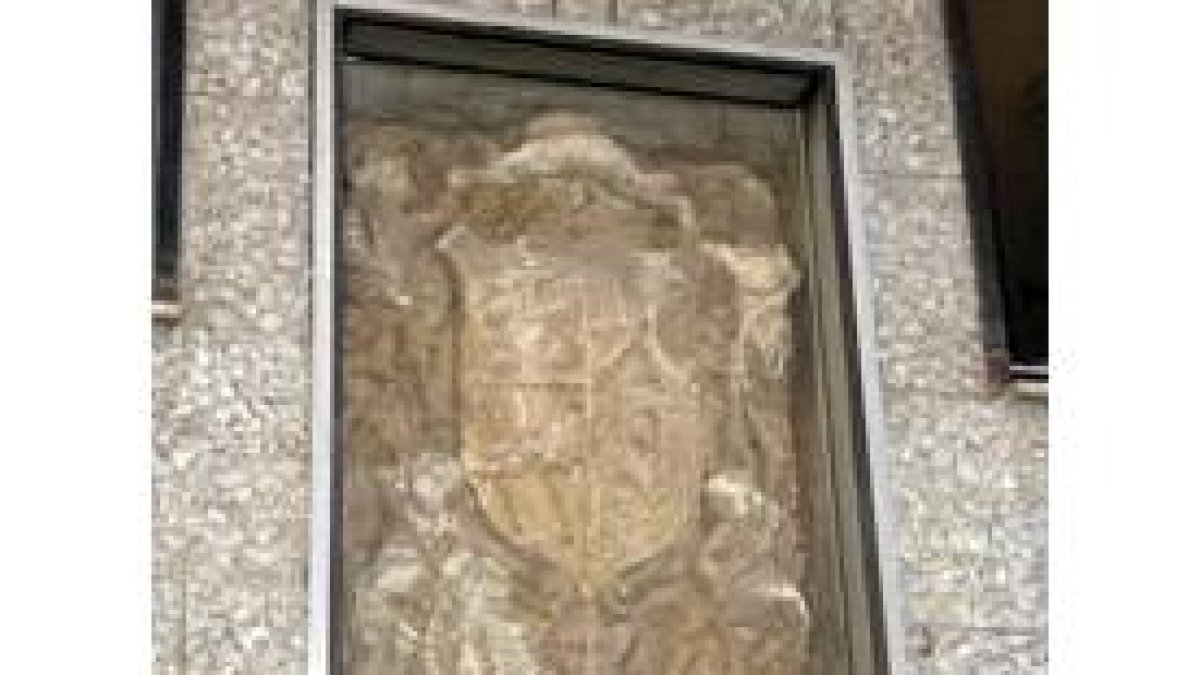 Pese a la demolición de la casa de la Herrería, aún se conserva su escudo