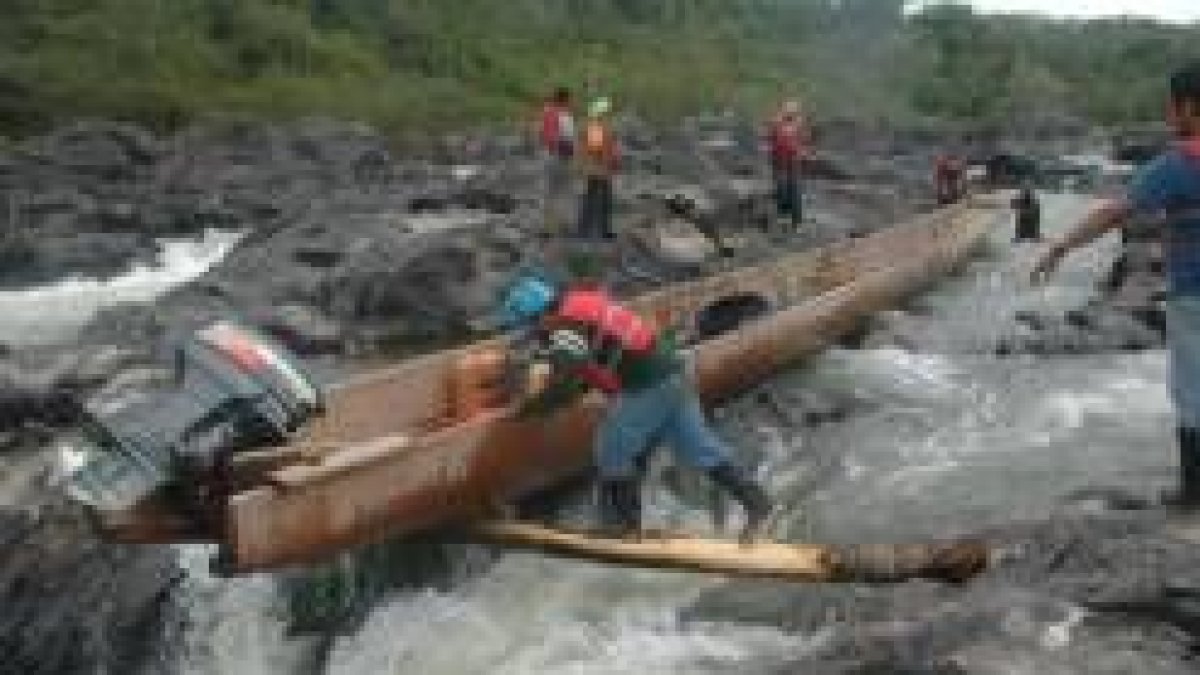 Los indígenas miskitos tienen que hacer malabares para superar ciertos tramos del río Coco