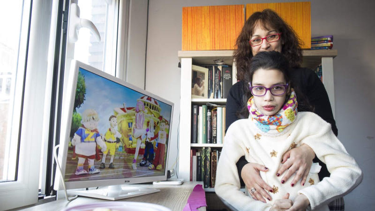 Tamara Márquez con su hija Laia, una niña leonesa afectada por la enfermedad rara del síndrome de Rett que se da en una de cada 10.000 nacidas.