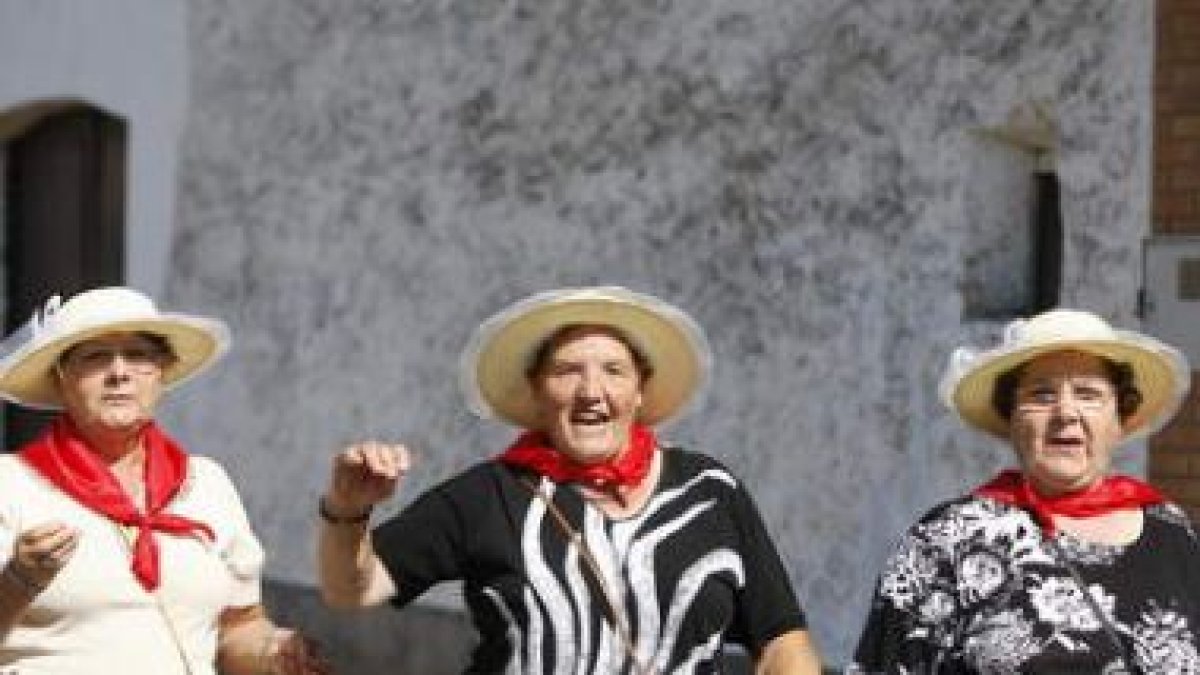 Las mujeres fueron andado hasta Chozas ataviadas por gorros de paja y pañuelos rojos al cuello.